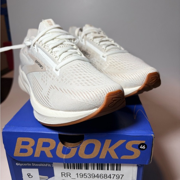 Pre-Owned Brooks Revel 8 Women's size 7 wide. White /Grey ( lightly used) - Picture 12 of 13